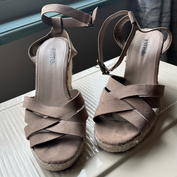 Womens cream colored suede wedges sandals - Picture 2 of 4